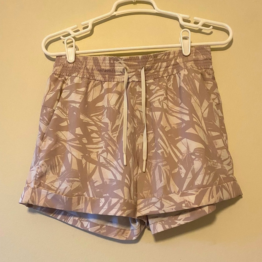 Lululemon Spring Break Away Athletic Shorts - Size 6 - Like New